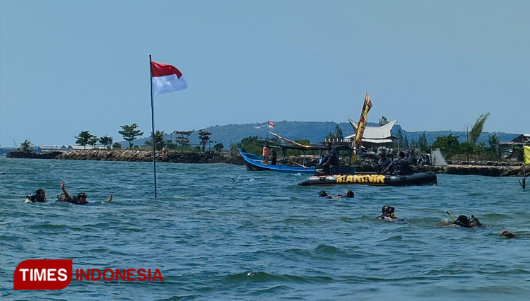 Prosesi pengibaran bendera di tengah laut (Foto: Akmal/TIMES Indonesia).