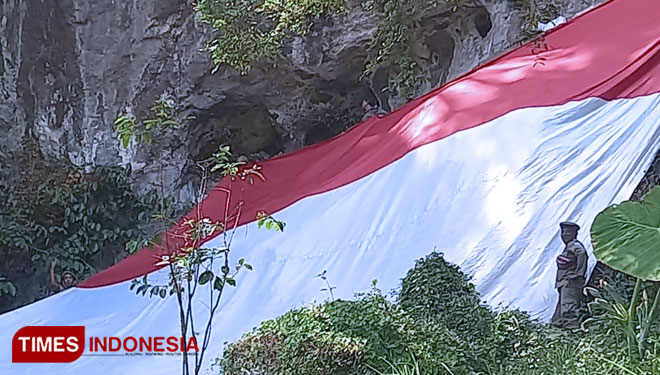 HUT ke-77 RI, Bendera Merah Putih Raksasa Membentang di Bukit Batu Sekarsari Probolinggo