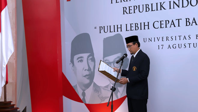 Rektor UB Prof. Widodo, S.Si., M.Si., Ph.D.Med.Sc membacakan sambutan Menteri Pendidikan, Kebudayaan, Riset, dan Teknologi (Mendikbudristek) saat upacara peringatan HUT ke-77 RI, Rabu (17/8/2022). (foto: dok UB Malang)