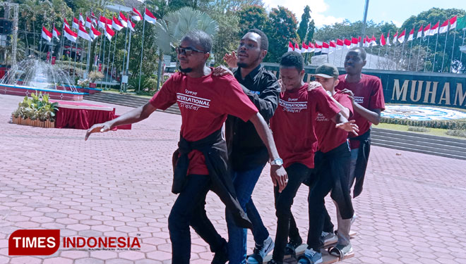 Kemeriahan mahasiswa asing Universitas Muhammadiyah Malang (UMM) saat mengikuti lomba dalam rangka HUT ke-77 Republik Indonesia. (Foto: Naufal Ardiansyah/TIMES Indonesia)
