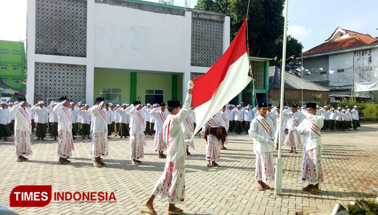 Kenakan Sarung dan Bakiak, Santri Ponpes Syaichona Cholil Khidmat Ikuti Upacara HUT ke-77 RI