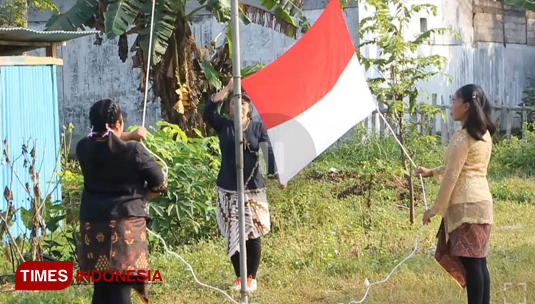 Pengibaran Upacara Bendera HUT RI 77 Oleh emak emak di Jepon Kabupaten Blora (Foto: Firmansyah/TIMES Indonesia) 