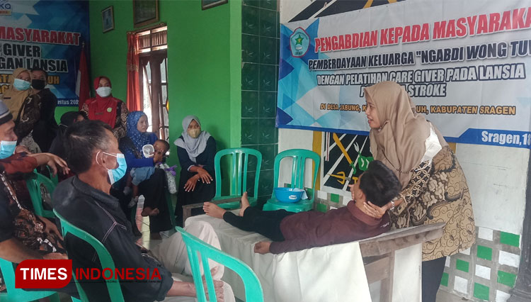 Tenaga pendidik Akper YAPPI Sragen saat memberikan pembelajaran kepada 20 kader caregiver. (foto: Mukhtarul Hafidh/TIMES Indonesia)