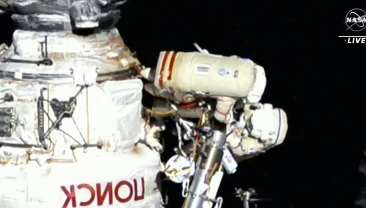 Astronot Italia Samantha Cristoforetti dan kosmonot Rusia Oleg Artemyev saat melakukan perawatan di Stasiun Luar Angkasa Internasional pada Kamis, 21 Juli 2022. (FOTO: The Moscow Times/NASA/AP/TASS)