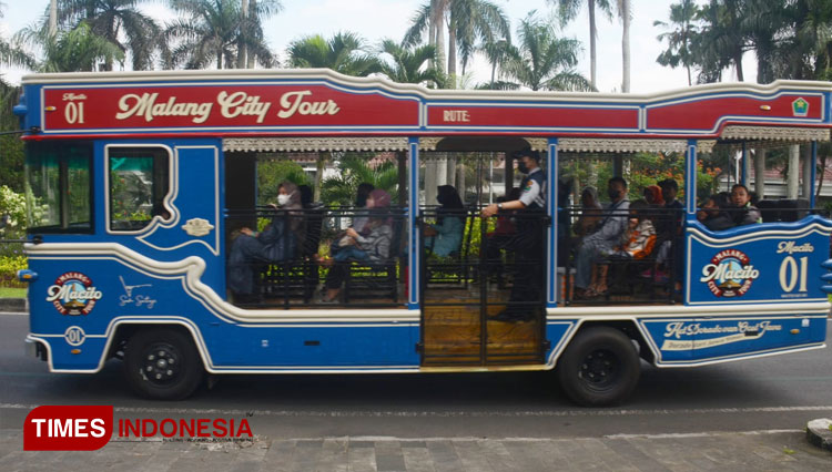 Bus Macito saat berkeliling di sekitaran Jalan Besar Idjen Boulevard Malang. (Foto: Adhitya Hendra/TIMES Indonesia)