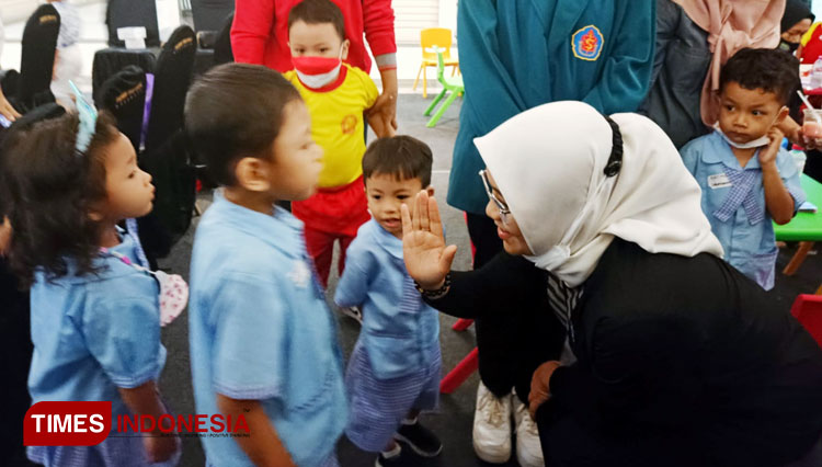 Ibu Wali Kota Surabaya Rini Eri Cahyadi menyapa anak-anak saat menghadiri acara talkshow stunting persembahan Rotary Club of Surabaja Darmo di PTC Mall, Kamis (18/8/2022). (Foto: Lely Yuana/TIMES Indonesia) 