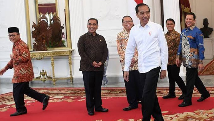 Presiden RI Jokowi (Joko Widodo) saat bersama menteri-menterinya. (FOTO: Antara)