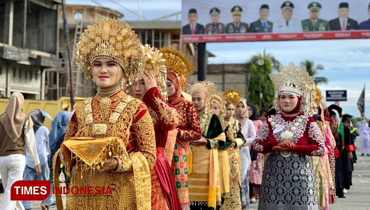 Peserta karnaval menggunakan baju adat (FOTO: T. Khairul Rahmat Hidayat/TIMES Indonesia)