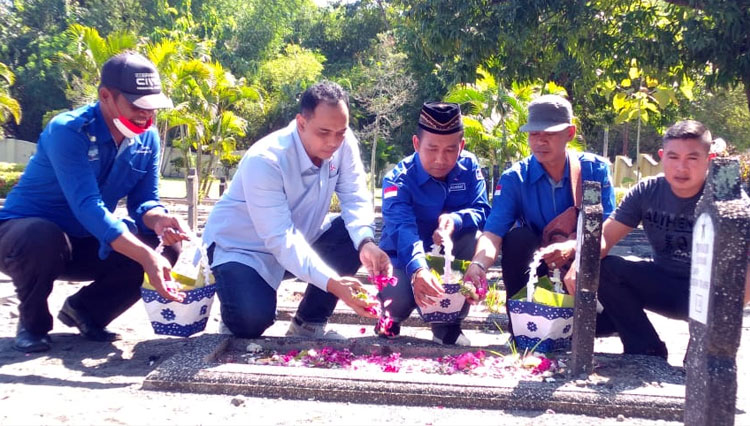 Ketua DPC Partai Demokrat Bantul ( Nomor 2 dari kiri) saat memimpin tabur bunga.(Foto : Humas DPC Partai Demokrat Bantul)