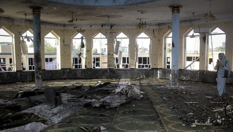 Ilustrasi. Sebuah masjid di Kabul menjadi sasaran ledakan besar, Rabu (17/8/2022) saat para jemaah melaksanakan salat Mahgrib. (Reuters/Stringer)