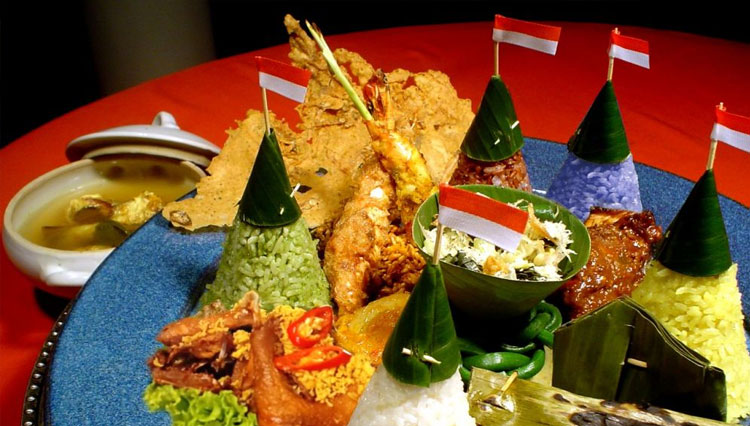 Salah satu menu unggulan, sajian berbagai nasi tumpeng warna – warni dilengkapi 8 macam lauk seafood khas Indonesia. (FOTO: AJP TIMES Indonesia)
