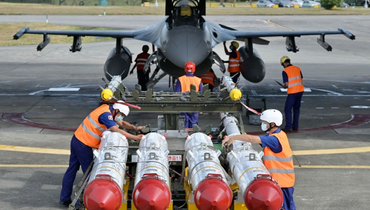 Siap Tempur, Taiwan Pamer Jet Canggih F-16V dalam Latihan Malam Hari