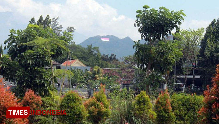 endera-Merah-Putih-Raksasa-Terbentang-di-Gunung-Klotok-a.jpg