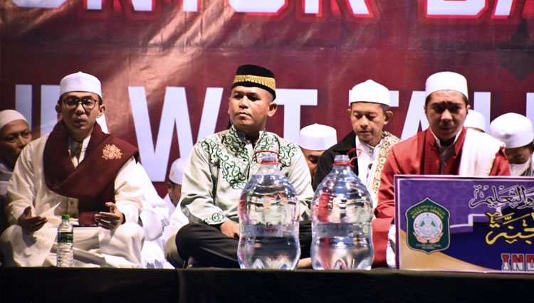 Danrem 083/Bdj Kolonel Inf Yudhi Prasetiyo, S.I.P turut hadir dan mengikuti bersama sholawatan dan doa bersama jemaah, Kamis (18/8/2022). (FOTO: Dok. Penrem 083/Bdj)
