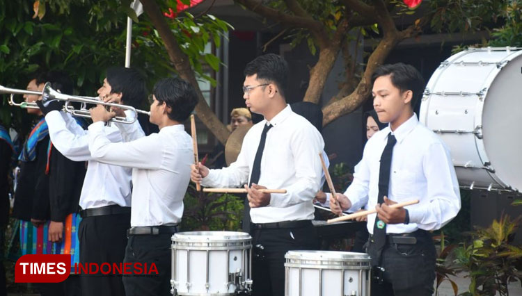 Tim Korps Musik Macan Putih UKM Menwa Unisma Malang saat tampil pada acara Upacara Bendera memperingati HUT Republik Indonesia ke 77 pada 17 Agustus 2022. (FOTO: AJP TIMES Indonesia)