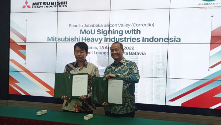 Jababeka yang diwakili Managing Director PT Jababeka Infrastruktur, Agung Wicaksono (kanan) dan President Director of PT MHI Indonesia, Shinji Kobayashi menunjukkan MoU. (FOTO: Fahmi/TIMES Indonesia)