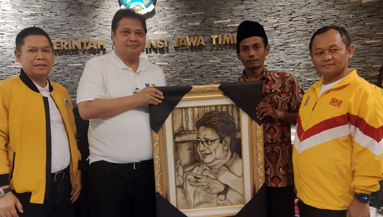 Ketua Umum Partai Golkar, Airlangga Hartarto saat menerima lukisan bergambar dirinya yang terbuat dari ampas kopi karya Miftahus Surur (45) warga Dusun Gempol Sampurno, Kecamatan Porong, Sidoarjo. (Foto: dok Golkar Sidoarjo)
