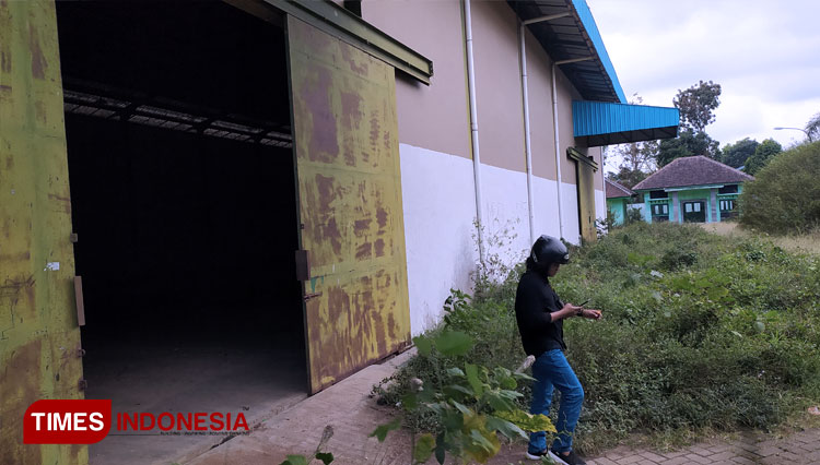 Tampak luar gedung sentra kopi di Sumberwringin Kabupaten Bondowoso yang terbengkalai (FOTO: Moh Bahri/TIMES Indonesia)