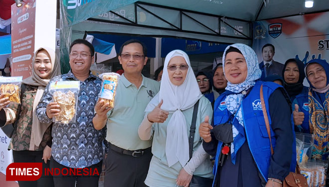 Anggota DPR RI, Herman Khaeron, didampingi istri memamerkan produk UMKM binaannya. (Foto: Muslimin/TIMES Indonesia) 