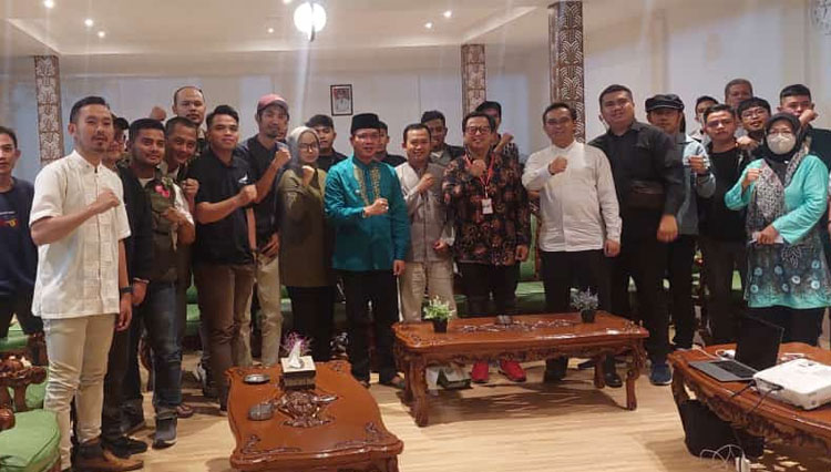 Bupati Bandung Dadang Supriatna saat audiensi dengan Formedsos Kab Bandung di rumah dinas bupati, Jumat (20/8/2022) malam. (Foto: Iwa/TIMES Indonesia)