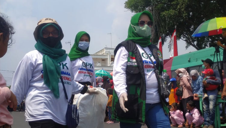 Ditengah keramaian Pawai para anggota GPK Jombang punguti sampah secara langsung. (FOTO: Dok. GPK Jombang)