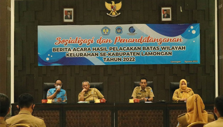 Kaprodi Teknik Geodesi S-1, ITN Malang Silvester Sari Sai, ST, MT (paling kiri), Kabag Tata Pemerintahan Kabupaten Lamongan, Joko Raharto (dua dari kanan), dan Asisten Pemerintahan dan Kesra Kabupaten Lamongan. (Foto: Humas ITN Malang)