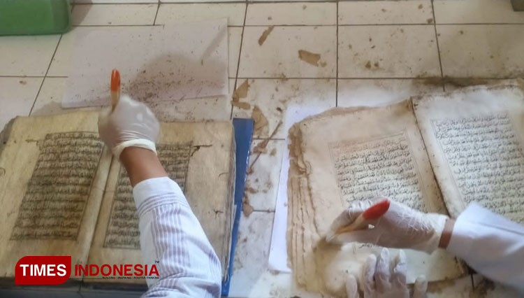 Proses konservasi naskah kuno koleksi Museum Sunan Drajat Lamongan, oleh BPCB Jatim. (FOTO: Disparbud Lamongan for TIMES Indonesia)