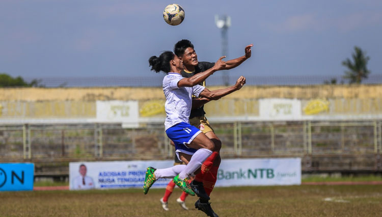 Pemain Lombok FC (kaos hitam) saat berduel dengan pemain PS Mataram dalam lanjutan Liga 3 2022/2023 grup A Zona NTB.(Foto:Media Officer Lombok FC)