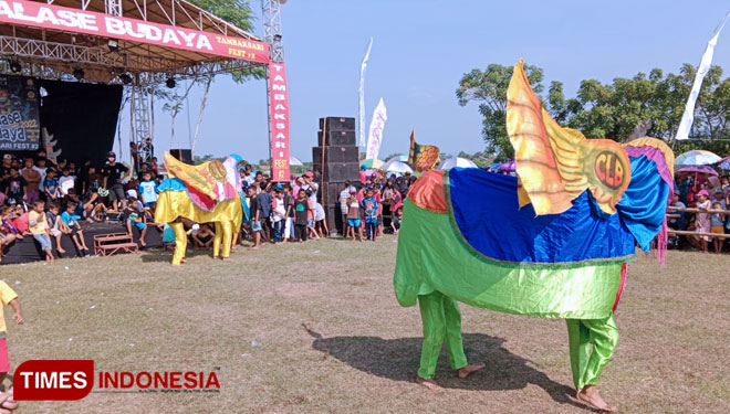 Keterangan: Pemuda Karang Taruna Tambaksari, saat memainkan kesenian Singo Barong di acara Estalase Budaya part 2 di lapangan Tambaksari Rowosari Kendal, Sabtu 20/8/2022. (FOTO: Zamroni/TIMES Indonesia)