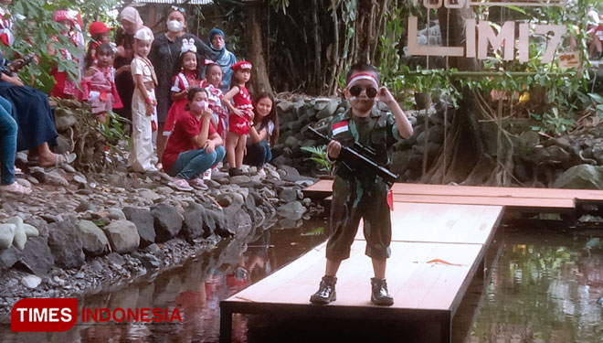 Para peserta fashion show saat unjuk kebolehan di atas catwalk sungai Giga Show di Jalan Gito-Gati, Rejodani, Ngaglik, Sleman, Yogyakarta. (FOTO: A Riyadi/TIMES Indonesia)