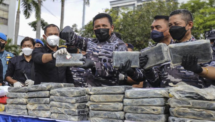 Wakil Kepala Staf TNI Angkatan Laut (Wakasal) Laksamana Madya TNI Ahmadi Heri Purwono (kedua kiri) menunjukkan barang bukti narkotika jenis kokain di Koarmada 1, Jakarta, Senin (9/5/2022). (ANTARA FOTO/Asprilla Dwi Adha/pras).