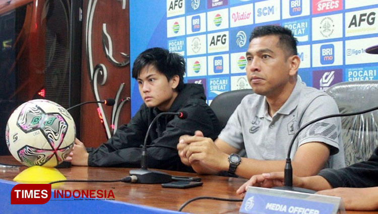 Asisten pelatih Persik Jan Saragih saat konferensi pers usai laga (Foto: Yobby/Times Indonesia) 