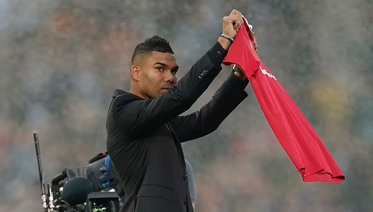 Casemiro diperkenalkan Manchester United sesaat sebelum laga kontra Liverpool (Foto: DailyMail)