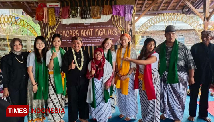 Bupati Sumedang Dony Ahmad Munir saat mengenalkan tradisi Ngalaksa ke Pelajar Hawai University di Rancakalong Sumedang Jabar, Selasa (23/8/2022). (FOTO: Alan Dahlan/TIMES Indonesia) 