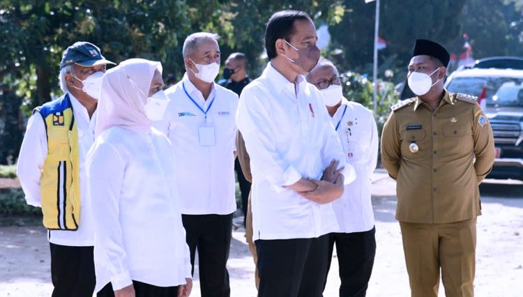 Bupati Gresik Fandi Akhmad Yani (Kanan) sat mendampingi Presiden RI Jokowi mengunjungi Food Estate di Desa Sukodono Panceng (Foto: Bagian Prokopim Pemkab Gresik)