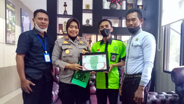 Kapolres Subang, AKBP Sumarni saat menerima penghargaan dari SBSI 1992 Kabupaten Subang. (Foto. Humas Polres Subang) 