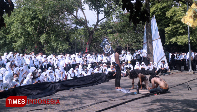Perform-Art-oleh-The-Gondes.jpg