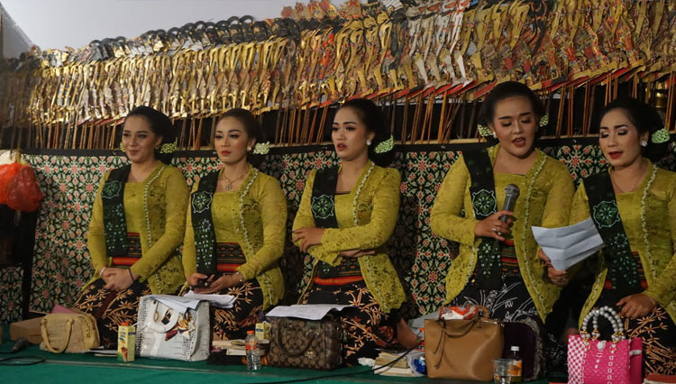 Anggota Persintar saat Manggung di acara wayang di Kecamatan Kanigoro. (Foto: Persintar)