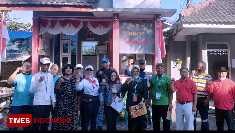 Antusiasme warga RT 06 RW VI Perumahan Pondok Maritim Indah Kelurahan Balas Klumprik, Surabaya saat mengikuti Lomba Kostum Juang dalam rangka HUT ke-77 RI, Selasa (23/8/2022). (Foto: Lely Yuana/TIMES Indonesia)