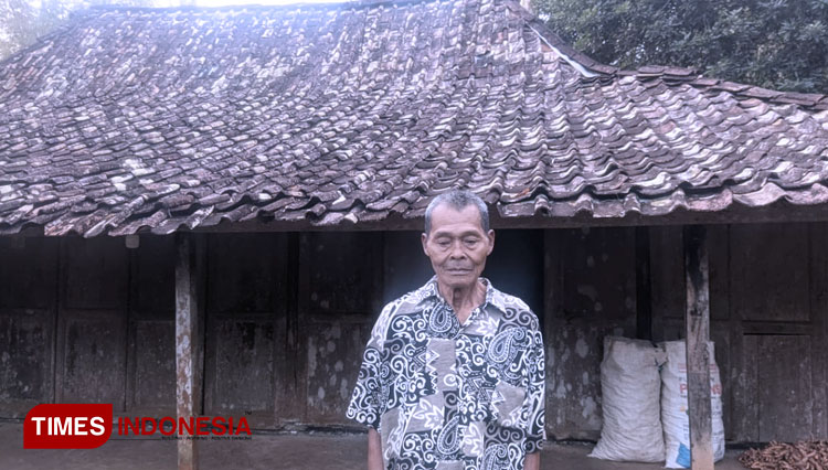 Sukardi (78) warga Pacitan di bawah garis kemiskinan hidup sebatang kara. (FOTO: Yusuf Arifai/TIMES Indonesia)