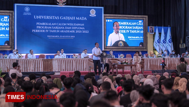 Menteri Investasi/Kepala BKPM Bahlil Lahadalia ketika beri pembekalan calon wisudawan di UGM (FOTO: Humas UGM for TIMES Indonesia)