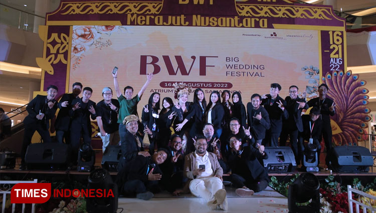 Seluruh Kru Seven Promosindo Sukses Menggelar Big Wedding Festival 2022 (Foto: Kusnadi/TIMES Indonesia)