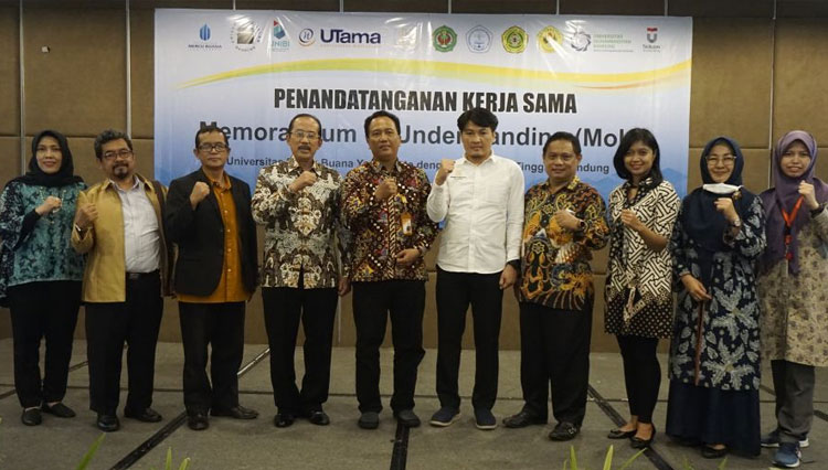 Sembilan perguruan tinggi foto bersama usai penandatangan MoU di Harris Hotel dan Conventions Bandung. (FOTO: AJP TIMES Indonesia)