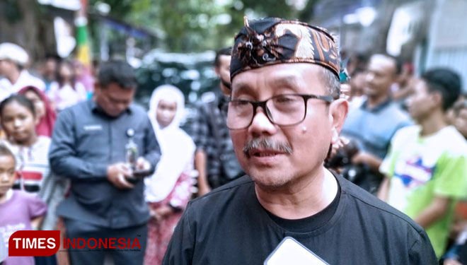 Bupati Cirebon, H Imron menjelaskan soal kenaikan tarif air minum. (Foto: Muslimin/TIMES Indonesia)