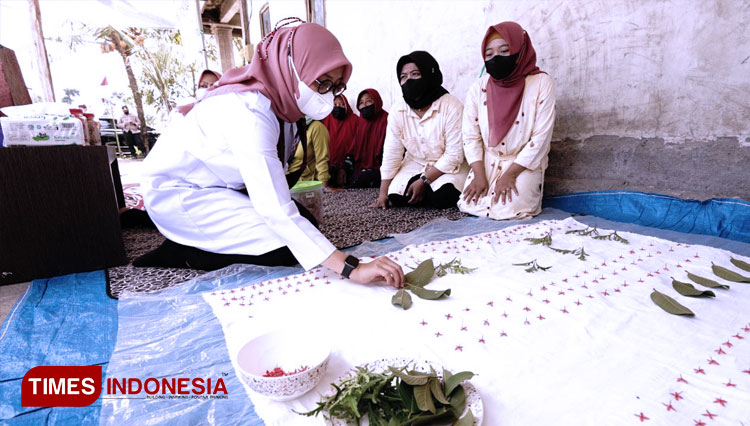 Bupati Banyuwangi Ipuk Fiestiandani mengunjungi Kelompok Perempuan Kedungasri Hasta Karya Mandiri dalam Bunga Desa di Desa Keduangasri, Kecamatan Tegaldlimo. (FOTO: Laila Yasmin/TIMES Indonesia)