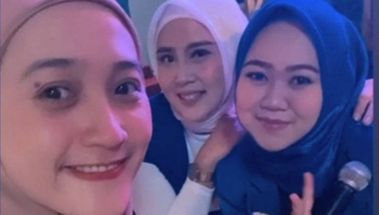Penyanyi Rina Arpo dan kawan-kawan panen job di saat perayaan Agustusan di Ponorogo. (Foto: Rina/TIMES Indonesia)