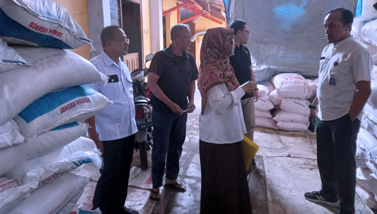 Sidak yang dilakukan tim gabungan untuk mengawasi penyaluran pupuk subsidi. (FOTO: Diskominfo kota Kediri) 