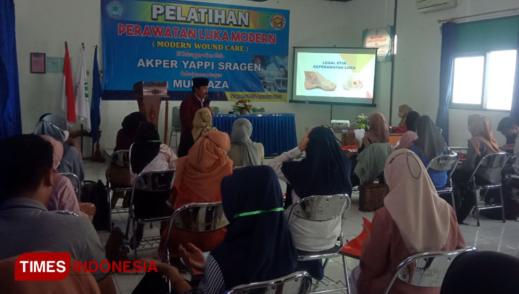 Mahasiswa tingkat akhir saat mengikuti pelatihan wound care. (Foto: Mukhtarul Hafidh/TIMES Indonesia)