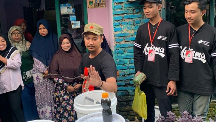 Kegiatan sosialisasi cara pembuatan kompos menggunakan sampah organik di Dusun Gelongsor Malang. (FOTO: AJP TIMES Indonesia)