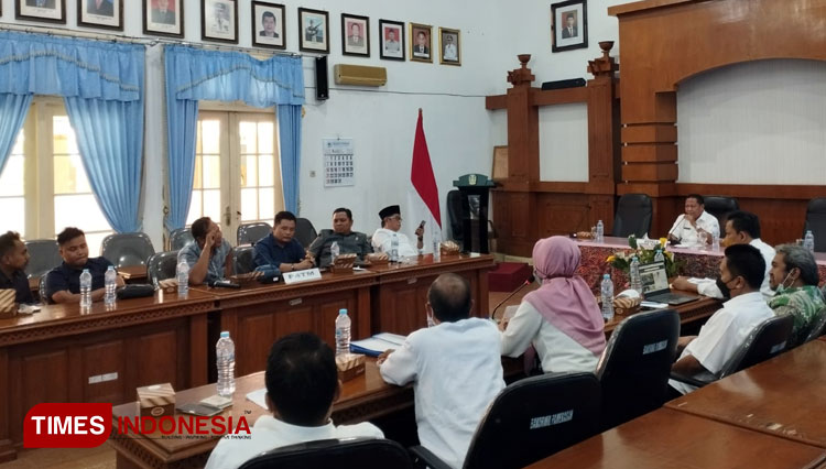 Bakorwil Pamekasan, melakukan rapat dengan Paguyuban Pelopor Petani dan Pedagang Tembakau se-Madura (P4TM) di Kantor Bakorwil Pamekasan.(Foto: Akhmad Syafi'i/TIMES Indonesia)